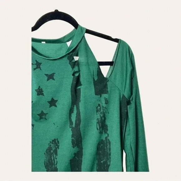 0358. UNBRANDED LONG SLEEVE DISTRESSED TOP WITH THE AMERICAN FLAG ON IT SIZE SM - Picture 2 of 10